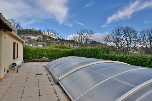 VILLA de plain-pied de 143 m² avec piscine sur 1 378 m² de terrain clos