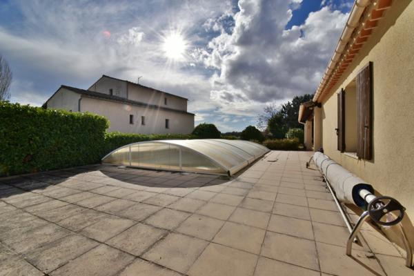 VILLA de plain-pied de 143 m² avec piscine sur 1 378 m² de terrain clos