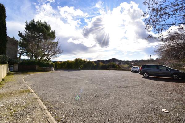 VILLA de plain-pied de 143 m² avec piscine sur 1 378 m² de terrain clos