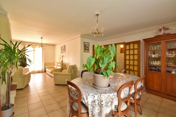 VILLA de plain-pied de 143 m² avec piscine sur 1 378 m² de terrain clos