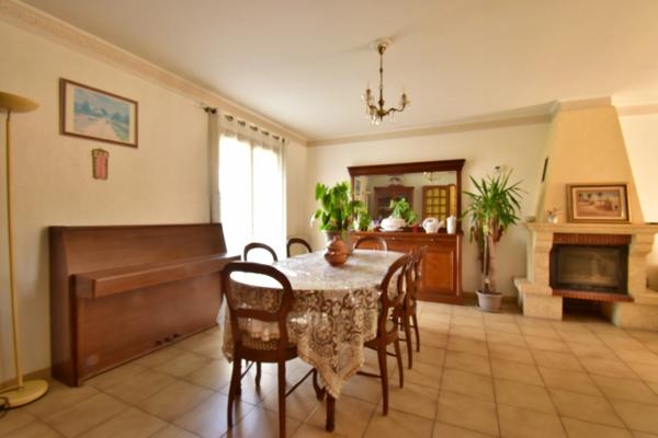 VILLA de plain-pied de 143 m² avec piscine sur 1 378 m² de terrain clos