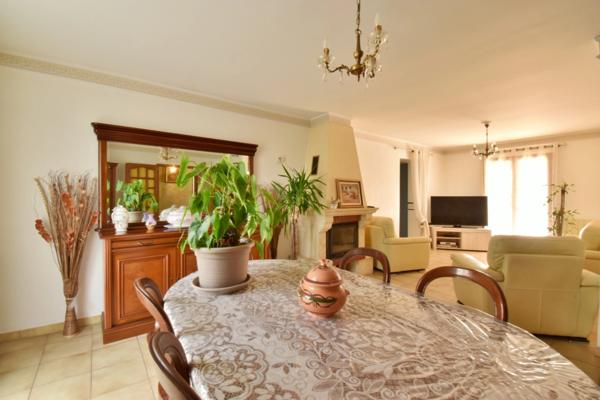 VILLA de plain-pied de 143 m² avec piscine sur 1 378 m² de terrain clos