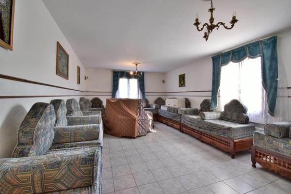 VILLA de plain-pied de 143 m² avec piscine sur 1 378 m² de terrain clos