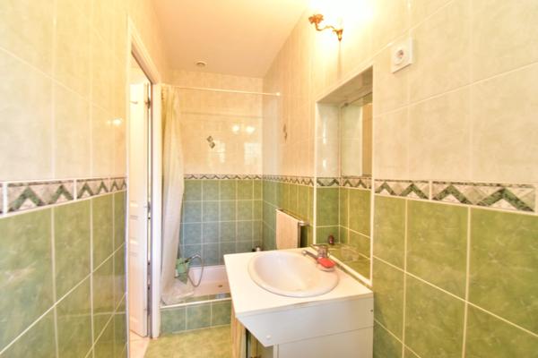 VILLA de plain-pied de 143 m² avec piscine sur 1 378 m² de terrain clos