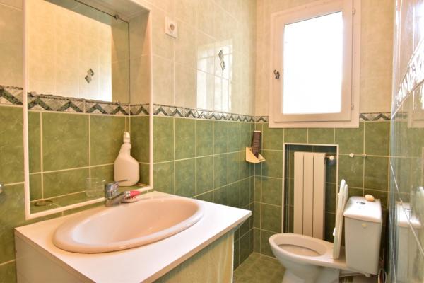 VILLA de plain-pied de 143 m² avec piscine sur 1 378 m² de terrain clos