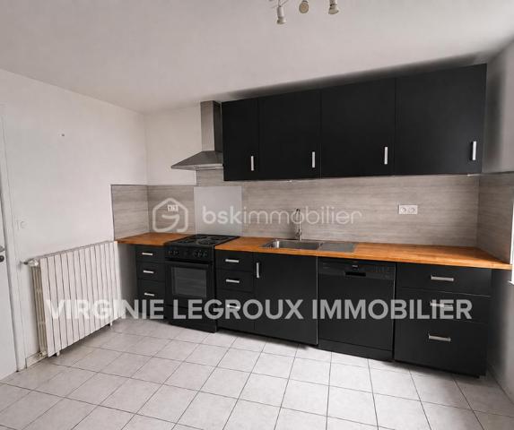 Vous recherchez une maison idéalement située dans l'hypercentre de la commune afin de SAINT PIERRE LA COUR, sans gros travaux à prévoir, une maison dans laquelle vous pourrez vider vos cartons et profiter en toute tranquillité de votre jardin ? Lisez la suite, j'ai peut-être ce que vous attendez... 
Nous commencerons la visite de cette maison en pierre par une entrée qui dessert sur la gauche le salon-séjour de 20m2 qui donne accès direct au jardin. 
A droite, la cuisine aménagée de 13m2, la buanderie de 4m2 et le wc séparé. 
Nous poursuivrons la visite par l'étage qui dessert une salle de bain avec wc et deux chambres. L'une fait 10m2 et l'autre 17m2. 
Toutes les menuiseries ont été changées en pvc double vitrage, la porte d'entrée a également été changée. L'isolation périphérique du rez-de-chaussée a été refaite il y a 4 ans et celle de l'étage il y a une quinzaine d'années. Gros plus de cette maison, le chauffage au fuel a été remplacé par une pompe à chaleur fin 2025 (sous garantie) - Les sols de l'étage (lino) seront à envisager de changer.  La taxe foncière est de 225€, taxe ordures ménagères comprise. 
Coté extérieur, vous pourrez profitez en toute quiétude de la parcelle de 250m2 entièrement close et sans aucun vis à vis. 
Pas de garage pour cette maison mais un petit atelier pour y stocker vélos, tondeuse, salon de jardin etc... rare et pratique pour une maison de bourg, il est accessible de la rue. 
Alors, cette annonce semble correspondre à vos critères de recherche ? 
Ne tardez pas, appelez-moi pour d'éventuels renseignements complémentaires et peut-être fixer une visite !
Et n'oubliez pas, Saint-Pierre-La-Cour est une commune dynamique de 2300 habitants avec une école privée, une école publique, un collège privé, un pôle enfance jeunesse, mais aussi, médecins, dentiste, kiné, centre de soins infirmiers, ostéopathes, orthophoniste, psychologue, sage-femme,  pharmacie, infirmières libérales ainsi que de nombreuses infrastructures sportives, des commerces (supérette, boulangerie, boucherie, coiffeurs, bar, etc), avec son accès rapide à l'axe Rennes-Laval et à l'autoroute ainsi que sa gare ferroviaire avec ses arrêts quotidiens.