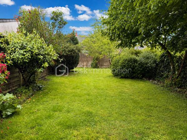 Vous recherchez une maison idéalement située dans l'hypercentre de la commune afin de SAINT PIERRE LA COUR, sans gros travaux à prévoir, une maison dans laquelle vous pourrez vider vos cartons et profiter en toute tranquillité de votre jardin ? Lisez la suite, j'ai peut-être ce que vous attendez... 
Nous commencerons la visite de cette maison en pierre par une entrée qui dessert sur la gauche le salon-séjour de 20m2 qui donne accès direct au jardin. 
A droite, la cuisine aménagée de 13m2, la buanderie de 4m2 et le wc séparé. 
Nous poursuivrons la visite par l'étage qui dessert une salle de bain avec wc et deux chambres. L'une fait 10m2 et l'autre 17m2. 
Toutes les menuiseries ont été changées en pvc double vitrage, la porte d'entrée a également été changée. L'isolation périphérique du rez-de-chaussée a été refaite il y a 4 ans et celle de l'étage il y a une quinzaine d'années. Gros plus de cette maison, le chauffage au fuel a été remplacé par une pompe à chaleur fin 2025 (sous garantie) - Les sols de l'étage (lino) seront à envisager de changer.  La taxe foncière est de 225€, taxe ordures ménagères comprise. 
Coté extérieur, vous pourrez profitez en toute quiétude de la parcelle de 250m2 entièrement close et sans aucun vis à vis. 
Pas de garage pour cette maison mais un petit atelier pour y stocker vélos, tondeuse, salon de jardin etc... rare et pratique pour une maison de bourg, il est accessible de la rue. 
Alors, cette annonce semble correspondre à vos critères de recherche ? 
Ne tardez pas, appelez-moi pour d'éventuels renseignements complémentaires et peut-être fixer une visite !
Et n'oubliez pas, Saint-Pierre-La-Cour est une commune dynamique de 2300 habitants avec une école privée, une école publique, un collège privé, un pôle enfance jeunesse, mais aussi, médecins, dentiste, kiné, centre de soins infirmiers, ostéopathes, orthophoniste, psychologue, sage-femme,  pharmacie, infirmières libérales ainsi que de nombreuses infrastructures sportives, des commerces (supérette, boulangerie, boucherie, coiffeurs, bar, etc), avec son accès rapide à l'axe Rennes-Laval et à l'autoroute ainsi que sa gare ferroviaire avec ses arrêts quotidiens.