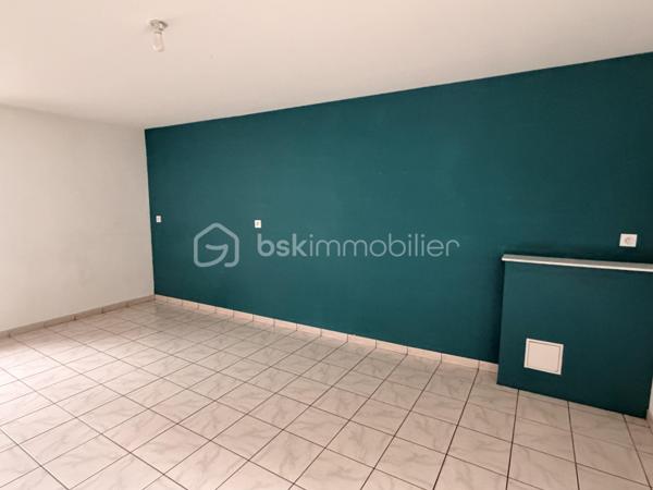 Vous recherchez une maison idéalement située dans l'hypercentre de la commune afin de SAINT PIERRE LA COUR, sans gros travaux à prévoir, une maison dans laquelle vous pourrez vider vos cartons et profiter en toute tranquillité de votre jardin ? Lisez la suite, j'ai peut-être ce que vous attendez... 
Nous commencerons la visite de cette maison en pierre par une entrée qui dessert sur la gauche le salon-séjour de 20m2 qui donne accès direct au jardin. 
A droite, la cuisine aménagée de 13m2, la buanderie de 4m2 et le wc séparé. 
Nous poursuivrons la visite par l'étage qui dessert une salle de bain avec wc et deux chambres. L'une fait 10m2 et l'autre 17m2. 
Toutes les menuiseries ont été changées en pvc double vitrage, la porte d'entrée a également été changée. L'isolation périphérique du rez-de-chaussée a été refaite il y a 4 ans et celle de l'étage il y a une quinzaine d'années. Gros plus de cette maison, le chauffage au fuel a été remplacé par une pompe à chaleur fin 2025 (sous garantie) - Les sols de l'étage (lino) seront à envisager de changer.  La taxe foncière est de 225€, taxe ordures ménagères comprise. 
Coté extérieur, vous pourrez profitez en toute quiétude de la parcelle de 250m2 entièrement close et sans aucun vis à vis. 
Pas de garage pour cette maison mais un petit atelier pour y stocker vélos, tondeuse, salon de jardin etc... rare et pratique pour une maison de bourg, il est accessible de la rue. 
Alors, cette annonce semble correspondre à vos critères de recherche ? 
Ne tardez pas, appelez-moi pour d'éventuels renseignements complémentaires et peut-être fixer une visite !
Et n'oubliez pas, Saint-Pierre-La-Cour est une commune dynamique de 2300 habitants avec une école privée, une école publique, un collège privé, un pôle enfance jeunesse, mais aussi, médecins, dentiste, kiné, centre de soins infirmiers, ostéopathes, orthophoniste, psychologue, sage-femme,  pharmacie, infirmières libérales ainsi que de nombreuses infrastructures sportives, des commerces (supérette, boulangerie, boucherie, coiffeurs, bar, etc), avec son accès rapide à l'axe Rennes-Laval et à l'autoroute ainsi que sa gare ferroviaire avec ses arrêts quotidiens.
