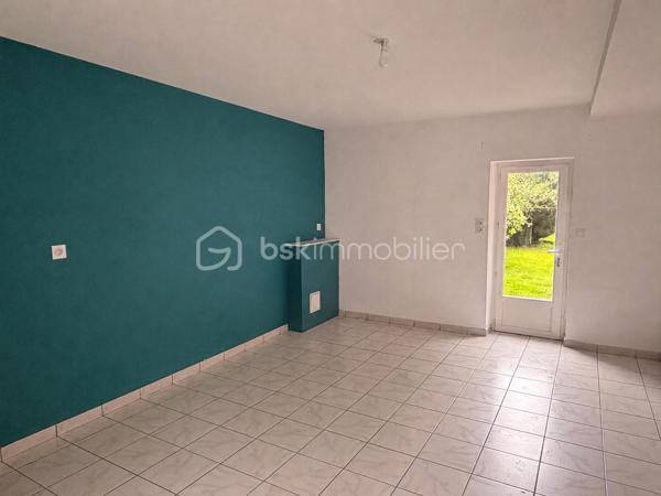 Vous recherchez une maison idéalement située dans l'hypercentre de la commune afin de SAINT PIERRE LA COUR, sans gros travaux à prévoir, une maison dans laquelle vous pourrez vider vos cartons et profiter en toute tranquillité de votre jardin ? Lisez la suite, j'ai peut-être ce que vous attendez... 
Nous commencerons la visite de cette maison en pierre par une entrée qui dessert sur la gauche le salon-séjour de 20m2 qui donne accès direct au jardin. 
A droite, la cuisine aménagée de 13m2, la buanderie de 4m2 et le wc séparé. 
Nous poursuivrons la visite par l'étage qui dessert une salle de bain avec wc et deux chambres. L'une fait 10m2 et l'autre 17m2. 
Toutes les menuiseries ont été changées en pvc double vitrage, la porte d'entrée a également été changée. L'isolation périphérique du rez-de-chaussée a été refaite il y a 4 ans et celle de l'étage il y a une quinzaine d'années. Gros plus de cette maison, le chauffage au fuel a été remplacé par une pompe à chaleur fin 2025 (sous garantie) - Les sols de l'étage (lino) seront à envisager de changer.  La taxe foncière est de 225€, taxe ordures ménagères comprise. 
Coté extérieur, vous pourrez profitez en toute quiétude de la parcelle de 250m2 entièrement close et sans aucun vis à vis. 
Pas de garage pour cette maison mais un petit atelier pour y stocker vélos, tondeuse, salon de jardin etc... rare et pratique pour une maison de bourg, il est accessible de la rue. 
Alors, cette annonce semble correspondre à vos critères de recherche ? 
Ne tardez pas, appelez-moi pour d'éventuels renseignements complémentaires et peut-être fixer une visite !
Et n'oubliez pas, Saint-Pierre-La-Cour est une commune dynamique de 2300 habitants avec une école privée, une école publique, un collège privé, un pôle enfance jeunesse, mais aussi, médecins, dentiste, kiné, centre de soins infirmiers, ostéopathes, orthophoniste, psychologue, sage-femme,  pharmacie, infirmières libérales ainsi que de nombreuses infrastructures sportives, des commerces (supérette, boulangerie, boucherie, coiffeurs, bar, etc), avec son accès rapide à l'axe Rennes-Laval et à l'autoroute ainsi que sa gare ferroviaire avec ses arrêts quotidiens.