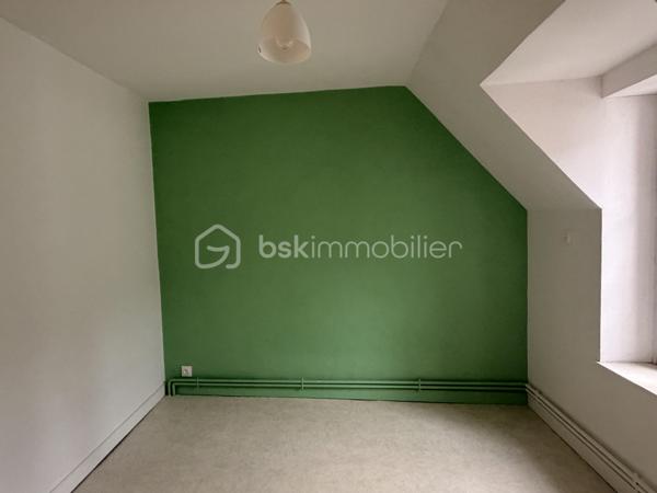 Vous recherchez une maison idéalement située dans l'hypercentre de la commune afin de SAINT PIERRE LA COUR, sans gros travaux à prévoir, une maison dans laquelle vous pourrez vider vos cartons et profiter en toute tranquillité de votre jardin ? Lisez la suite, j'ai peut-être ce que vous attendez... 
Nous commencerons la visite de cette maison en pierre par une entrée qui dessert sur la gauche le salon-séjour de 20m2 qui donne accès direct au jardin. 
A droite, la cuisine aménagée de 13m2, la buanderie de 4m2 et le wc séparé. 
Nous poursuivrons la visite par l'étage qui dessert une salle de bain avec wc et deux chambres. L'une fait 10m2 et l'autre 17m2. 
Toutes les menuiseries ont été changées en pvc double vitrage, la porte d'entrée a également été changée. L'isolation périphérique du rez-de-chaussée a été refaite il y a 4 ans et celle de l'étage il y a une quinzaine d'années. Gros plus de cette maison, le chauffage au fuel a été remplacé par une pompe à chaleur fin 2025 (sous garantie) - Les sols de l'étage (lino) seront à envisager de changer.  La taxe foncière est de 225€, taxe ordures ménagères comprise. 
Coté extérieur, vous pourrez profitez en toute quiétude de la parcelle de 250m2 entièrement close et sans aucun vis à vis. 
Pas de garage pour cette maison mais un petit atelier pour y stocker vélos, tondeuse, salon de jardin etc... rare et pratique pour une maison de bourg, il est accessible de la rue. 
Alors, cette annonce semble correspondre à vos critères de recherche ? 
Ne tardez pas, appelez-moi pour d'éventuels renseignements complémentaires et peut-être fixer une visite !
Et n'oubliez pas, Saint-Pierre-La-Cour est une commune dynamique de 2300 habitants avec une école privée, une école publique, un collège privé, un pôle enfance jeunesse, mais aussi, médecins, dentiste, kiné, centre de soins infirmiers, ostéopathes, orthophoniste, psychologue, sage-femme,  pharmacie, infirmières libérales ainsi que de nombreuses infrastructures sportives, des commerces (supérette, boulangerie, boucherie, coiffeurs, bar, etc), avec son accès rapide à l'axe Rennes-Laval et à l'autoroute ainsi que sa gare ferroviaire avec ses arrêts quotidiens.