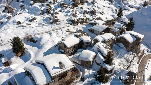 Opportunité rare : chalet savoyard du XVIIIᵉ siècle à  Tignes — 150 m², charme & modernité