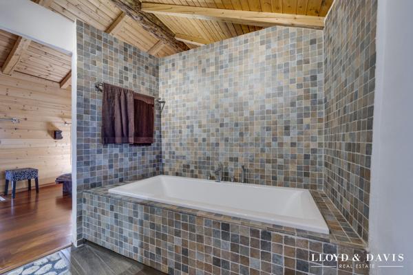Opportunité rare : chalet savoyard du XVIIIᵉ siècle à  Tignes — 150 m², charme & modernité