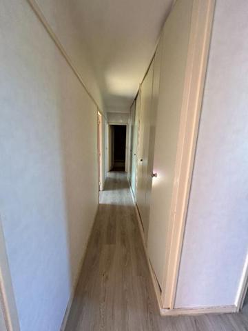 CHARS. PROCHE GARE SNCF POUR PARIS SAINT-LAZARE