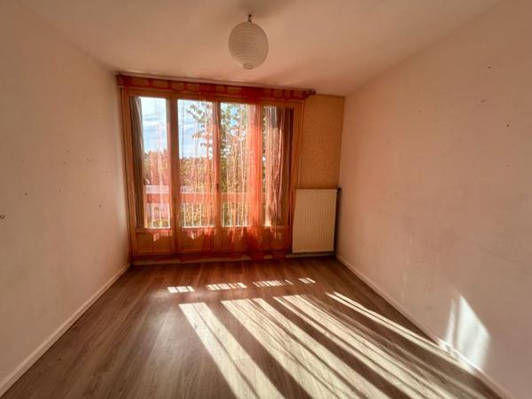 CHARS. PROCHE GARE SNCF POUR PARIS SAINT-LAZARE