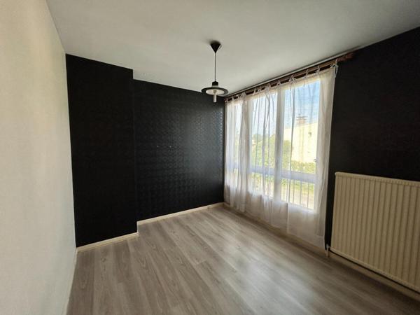 CHARS. PROCHE GARE SNCF POUR PARIS SAINT-LAZARE