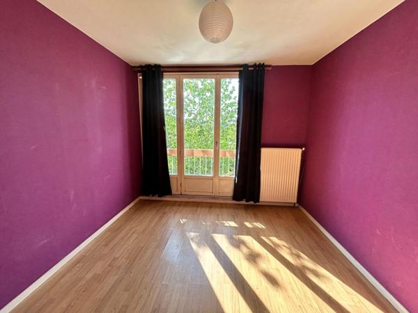 CHARS. PROCHE GARE SNCF POUR PARIS SAINT-LAZARE