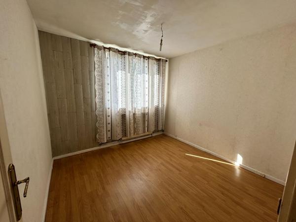 CHARS. PROCHE GARE SNCF POUR PARIS SAINT-LAZARE