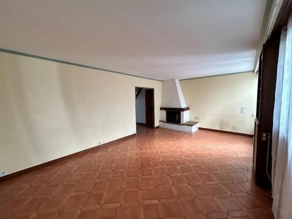 CHARS. PROCHE GARE SNCF POUR PARIS SAINT-LAZARE