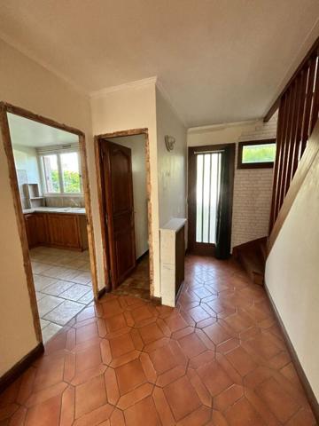 CHARS. PROCHE GARE SNCF POUR PARIS SAINT-LAZARE