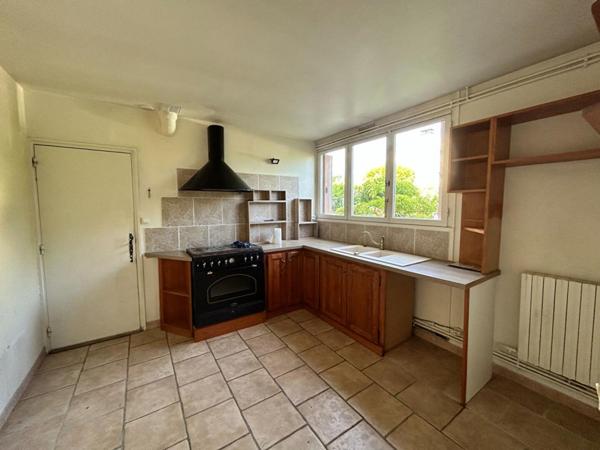 CHARS. PROCHE GARE SNCF POUR PARIS SAINT-LAZARE