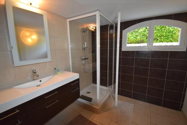 Maison à vendre 7 pièces  (16) ANGOULEME Centre, 5 chambres, 2 garages, 1 piscine.