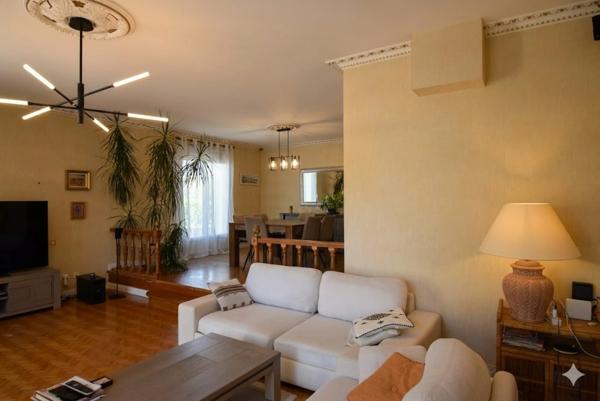 Maison à vendre 7 pièces  (16) ANGOULEME Centre, 5 chambres, 2 garages, 1 piscine.
