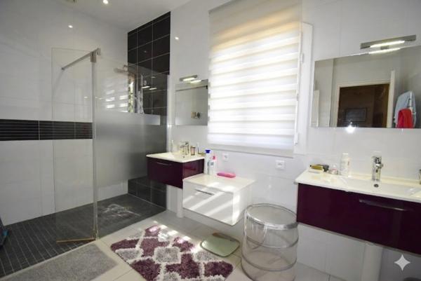 Maison à vendre 7 pièces  (16) ANGOULEME Centre, 5 chambres, 2 garages, 1 piscine.