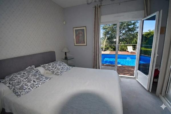 Maison à vendre 7 pièces  (16) ANGOULEME Centre, 5 chambres, 2 garages, 1 piscine.