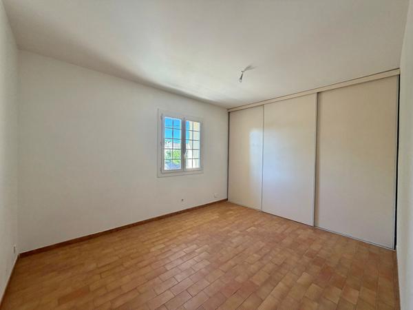 CHATEAURENARD - MAS - 3 CHAMBRES - JARDIN - GARAGE