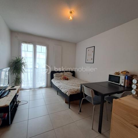 Vous recherchez un investissement patrimonial sécurisé et pérenne dans un secteur très prisé ? Laissez-vous séduire par ce bel appartement T1 vendu loué, situé au cœur de la prisée résidence « Couleurs Pyla » (construite en 2016).
Les Atouts Majeurs du Bien :
- Emplacement Privilégié : À La Teste-de-Buch, à deux pas des commodités, des plages du Bassin et de la célèbre Dune du Pilat.
- Excellente Performance Énergétique : Résidence récente aux normes modernes garantissant une excellente isolation, une faible consommation énergétique et un confort optimal pour le locataire.
- Investissement Serein : Bien vendu déjà loué, offrant une rentabilité immédiate dès l'acquisition sans vacances locatives.
- Stationnement Sécurisé : Possibilité d'acquérir une place de parking privée en sous-sol sécurisé en sus.

Pensé pour un aménagement fonctionnel et agréable, l'appartement d'environ 29m2 se compose de :
- Une vaste entrée de 8 m² équipée de placards intégrés optimisant l'espace de rangement.
- Un séjour/cuisine lumineux de 16 m², agréable et facile à agencer.
- Une salle d'eau contemporaine d'environ 3 m².
- Un WC indépendant pour plus de confort.

📞 Une opportunité rare sur le marché local ! Pour obtenir plus de renseignements sur le bail en cours ou organiser une visite, contactez-moi dès aujourd'hui.