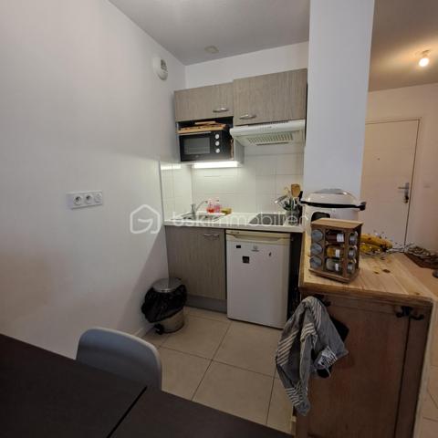 Vous recherchez un investissement patrimonial sécurisé et pérenne dans un secteur très prisé ? Laissez-vous séduire par ce bel appartement T1 vendu loué, situé au cœur de la prisée résidence « Couleurs Pyla » (construite en 2016).
Les Atouts Majeurs du Bien :
- Emplacement Privilégié : À La Teste-de-Buch, à deux pas des commodités, des plages du Bassin et de la célèbre Dune du Pilat.
- Excellente Performance Énergétique : Résidence récente aux normes modernes garantissant une excellente isolation, une faible consommation énergétique et un confort optimal pour le locataire.
- Investissement Serein : Bien vendu déjà loué, offrant une rentabilité immédiate dès l'acquisition sans vacances locatives.
- Stationnement Sécurisé : Possibilité d'acquérir une place de parking privée en sous-sol sécurisé en sus.

Pensé pour un aménagement fonctionnel et agréable, l'appartement d'environ 29m2 se compose de :
- Une vaste entrée de 8 m² équipée de placards intégrés optimisant l'espace de rangement.
- Un séjour/cuisine lumineux de 16 m², agréable et facile à agencer.
- Une salle d'eau contemporaine d'environ 3 m².
- Un WC indépendant pour plus de confort.

📞 Une opportunité rare sur le marché local ! Pour obtenir plus de renseignements sur le bail en cours ou organiser une visite, contactez-moi dès aujourd'hui.