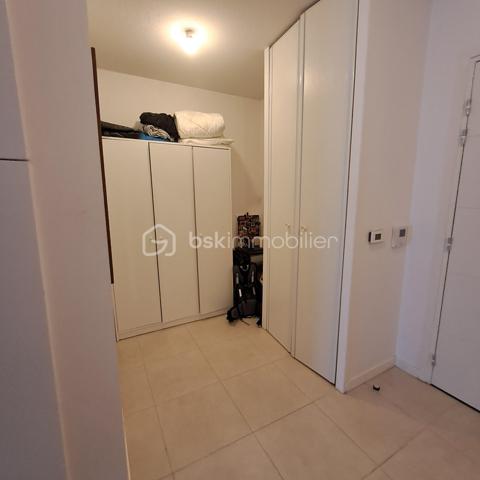 Vous recherchez un investissement patrimonial sécurisé et pérenne dans un secteur très prisé ? Laissez-vous séduire par ce bel appartement T1 vendu loué, situé au cœur de la prisée résidence « Couleurs Pyla » (construite en 2016).
Les Atouts Majeurs du Bien :
- Emplacement Privilégié : À La Teste-de-Buch, à deux pas des commodités, des plages du Bassin et de la célèbre Dune du Pilat.
- Excellente Performance Énergétique : Résidence récente aux normes modernes garantissant une excellente isolation, une faible consommation énergétique et un confort optimal pour le locataire.
- Investissement Serein : Bien vendu déjà loué, offrant une rentabilité immédiate dès l'acquisition sans vacances locatives.
- Stationnement Sécurisé : Possibilité d'acquérir une place de parking privée en sous-sol sécurisé en sus.

Pensé pour un aménagement fonctionnel et agréable, l'appartement d'environ 29m2 se compose de :
- Une vaste entrée de 8 m² équipée de placards intégrés optimisant l'espace de rangement.
- Un séjour/cuisine lumineux de 16 m², agréable et facile à agencer.
- Une salle d'eau contemporaine d'environ 3 m².
- Un WC indépendant pour plus de confort.

📞 Une opportunité rare sur le marché local ! Pour obtenir plus de renseignements sur le bail en cours ou organiser une visite, contactez-moi dès aujourd'hui.