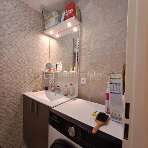 Vous recherchez un investissement patrimonial sécurisé et pérenne dans un secteur très prisé ? Laissez-vous séduire par ce bel appartement T1 vendu loué, situé au cœur de la prisée résidence « Couleurs Pyla » (construite en 2016).
Les Atouts Majeurs du Bien :
- Emplacement Privilégié : À La Teste-de-Buch, à deux pas des commodités, des plages du Bassin et de la célèbre Dune du Pilat.
- Excellente Performance Énergétique : Résidence récente aux normes modernes garantissant une excellente isolation, une faible consommation énergétique et un confort optimal pour le locataire.
- Investissement Serein : Bien vendu déjà loué, offrant une rentabilité immédiate dès l'acquisition sans vacances locatives.
- Stationnement Sécurisé : Possibilité d'acquérir une place de parking privée en sous-sol sécurisé en sus.

Pensé pour un aménagement fonctionnel et agréable, l'appartement d'environ 29m2 se compose de :
- Une vaste entrée de 8 m² équipée de placards intégrés optimisant l'espace de rangement.
- Un séjour/cuisine lumineux de 16 m², agréable et facile à agencer.
- Une salle d'eau contemporaine d'environ 3 m².
- Un WC indépendant pour plus de confort.

📞 Une opportunité rare sur le marché local ! Pour obtenir plus de renseignements sur le bail en cours ou organiser une visite, contactez-moi dès aujourd'hui.