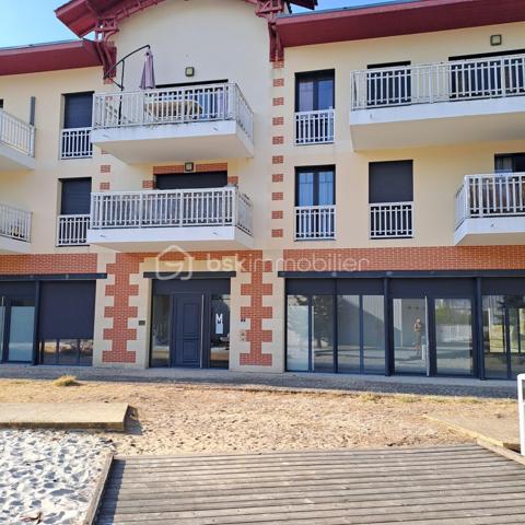 Vous recherchez un investissement patrimonial sécurisé et pérenne dans un secteur très prisé ? Laissez-vous séduire par ce bel appartement T1 vendu loué, situé au cœur de la prisée résidence « Couleurs Pyla » (construite en 2016).
Les Atouts Majeurs du Bien :
- Emplacement Privilégié : À La Teste-de-Buch, à deux pas des commodités, des plages du Bassin et de la célèbre Dune du Pilat.
- Excellente Performance Énergétique : Résidence récente aux normes modernes garantissant une excellente isolation, une faible consommation énergétique et un confort optimal pour le locataire.
- Investissement Serein : Bien vendu déjà loué, offrant une rentabilité immédiate dès l'acquisition sans vacances locatives.
- Stationnement Sécurisé : Possibilité d'acquérir une place de parking privée en sous-sol sécurisé en sus.

Pensé pour un aménagement fonctionnel et agréable, l'appartement d'environ 29m2 se compose de :
- Une vaste entrée de 8 m² équipée de placards intégrés optimisant l'espace de rangement.
- Un séjour/cuisine lumineux de 16 m², agréable et facile à agencer.
- Une salle d'eau contemporaine d'environ 3 m².
- Un WC indépendant pour plus de confort.

📞 Une opportunité rare sur le marché local ! Pour obtenir plus de renseignements sur le bail en cours ou organiser une visite, contactez-moi dès aujourd'hui.