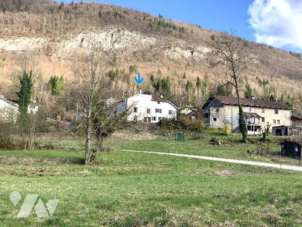 Hameau de Noirecombe, à environs 11 km de Saint-Claude, belle bâtisse en pierres de taille