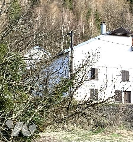 Hameau de Noirecombe, à environs 11 km de Saint-Claude, belle bâtisse en pierres de taille