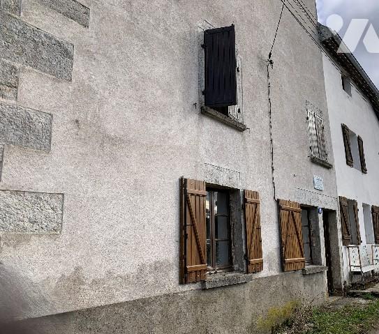 Hameau de Noirecombe, à environs 11 km de Saint-Claude, belle bâtisse en pierres de taille