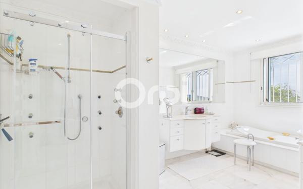 Maison à vendre    5 pièces • 297,44 m2 Mandelieu-la-Napoule