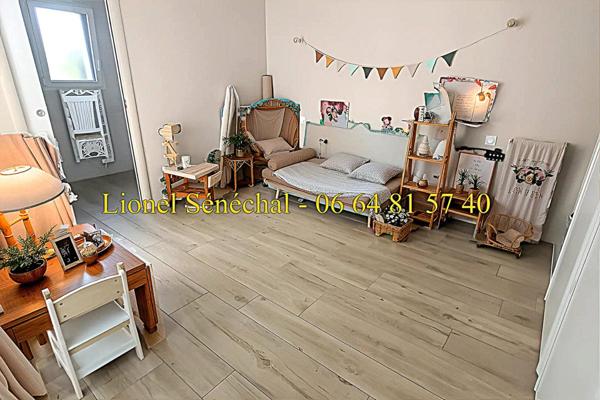 Maison contemporaine de 2020 lumineuse et peu énergivore 10 pièces de 145 m2 (170 m2 au sol) sur une parcelle de plus de 600 m2