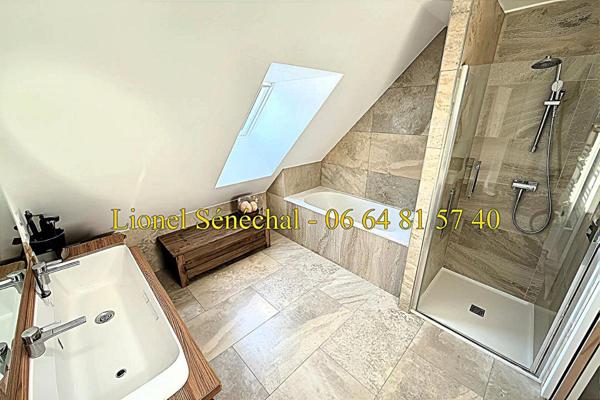 Maison contemporaine de 2020 lumineuse et peu énergivore 10 pièces de 145 m2 (170 m2 au sol) sur une parcelle de plus de 600 m2