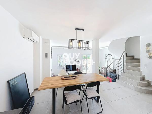 Maison à vendre à Mougins, quartier Colombier, 3 chambres, vue mer, jardin et piscine