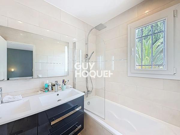 Maison à vendre à Mougins, quartier Colombier, 3 chambres, vue mer, jardin et piscine