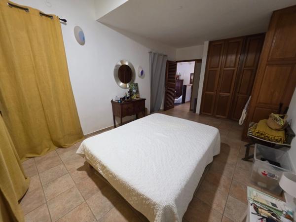 LES ABYMES/POINTE-A-PITRE- ZONE FRANCHE - VILLA 6 PIECES + STUDIO