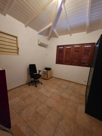 LES ABYMES/POINTE-A-PITRE- ZONE FRANCHE - VILLA 6 PIECES + STUDIO