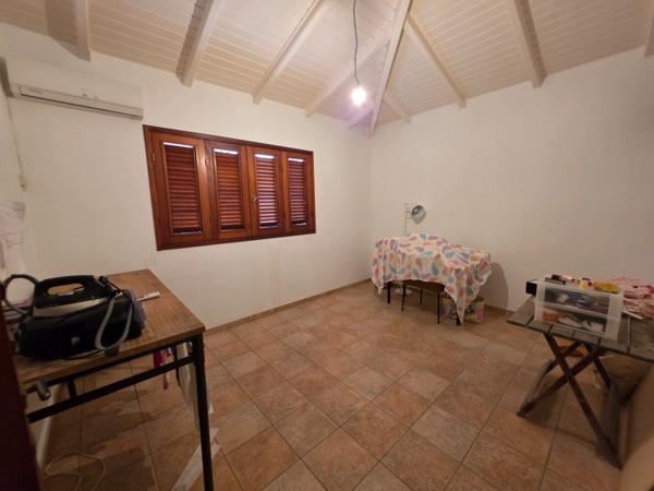 LES ABYMES/POINTE-A-PITRE- ZONE FRANCHE - VILLA 6 PIECES + STUDIO