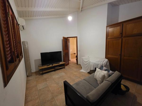 LES ABYMES/POINTE-A-PITRE- ZONE FRANCHE - VILLA 6 PIECES + STUDIO