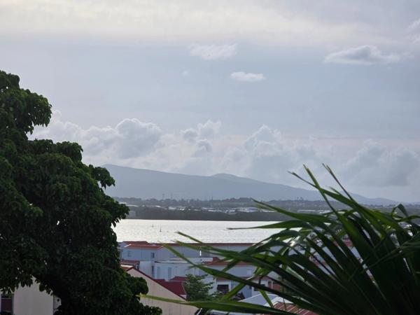 LES ABYMES/POINTE-A-PITRE- ZONE FRANCHE - VILLA 6 PIECES + STUDIO