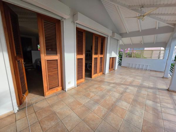 LES ABYMES/POINTE-A-PITRE- ZONE FRANCHE - VILLA 6 PIECES + STUDIO