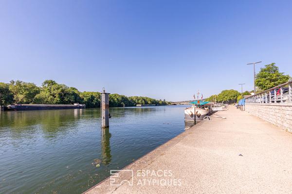 Maison de ville comme un triplex sur cour et sa terrasse tropézienne