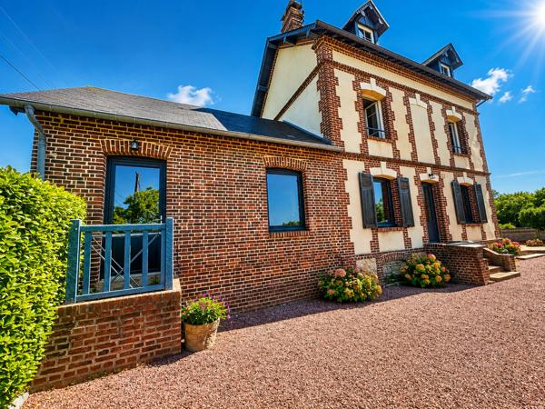 Maison
         7 pièces
        - 126 m² 695 000 € *